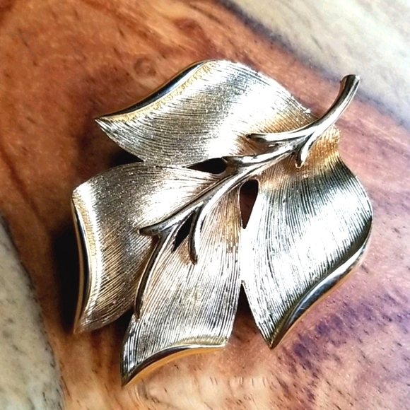 Vintage Signed MONET Brushed Goldtone Leaf Brooch - Picture 11 of 15